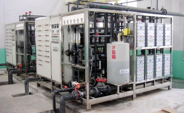 通過獨特的設計，使進水通過填充有可再生樹脂的淡水室，使水中雜質離子被樹脂吸附，從而得到純化水。而樹脂在直流電場裂解水的作用下得到無污染的再生，因此保持活性。而釋放的雜質離子將在直流電場的作用下，定向移動，通過離子選擇膜進入濃水室被濃水帶走。