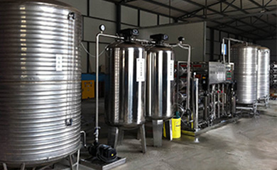 反滲透是一種現代新型的純凈水處理技術。通過反滲透元件來提高水質的純凈度，清除水中含有的雜質和鹽。我們日常所引用的純水或超純水都是經過反滲透設備處理的，水質幾乎不導電。