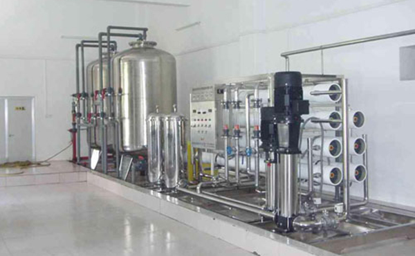 日用化妝品純水設(shè)備采用反滲透過(guò)濾技術(shù),反滲透RO技術(shù)是當(dāng)今先進(jìn)和有效的除鹽技術(shù)。其原理是在壓力的作用下，水分子透過(guò)反滲透膜成為純水，水中的雜質(zhì)被反滲透膜截留排出。