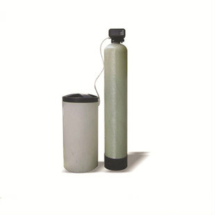        陽離子交換床主要功能是通過強(qiáng)酸型陽樹脂的作用去除水中的鈣、鎂離子，使水中的硬度<3-10mg/L（CaCO3）降低，從而達(dá)到生產(chǎn)用水需求。陽離子交換床采用玻璃鋼、A3碳鋼或者是不銹鋼罐體，此罐耐腐蝕，堅固，沒有其他物質(zhì)釋放出來。此軟化水系統(tǒng)可根據(jù)原水水質(zhì)來設(shè)定產(chǎn)水量和再生周期。陽離子交換床內(nèi)裝有高效強(qiáng)酸陽樹脂，顆粒度均勻，強(qiáng)