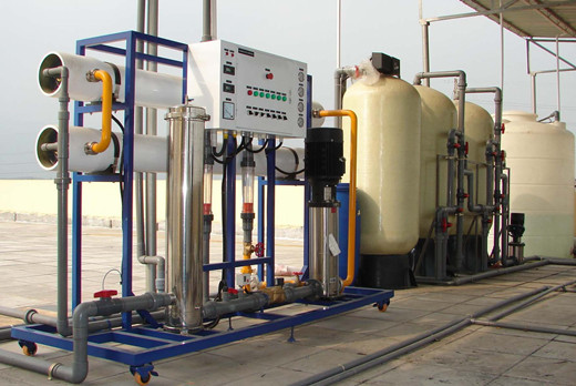       食品級軟化水設(shè)備，是智能化，全自動的軟化水設(shè)備，控制閥部分全套由美國進(jìn)口，整體結(jié)構(gòu)和相關(guān)部件由本公司研制配套。該產(chǎn)品在引進(jìn)新型控制閥的同時，充分結(jié)合了我國水質(zhì)特點(diǎn) ，設(shè)計規(guī)范和實(shí)際運(yùn)行經(jīng)驗。設(shè)備配置系列化，產(chǎn)水量設(shè)計合理，覆蓋范圍廣，選型方便，是具有當(dāng)代國際先進(jìn)水平，適合我國使用條件的新一代軟水器。