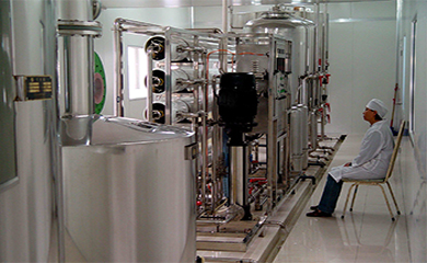      醫(yī)院醫(yī)療用水標準高，要符合中國藥典2010版本和GMP的認證要求。采用的反滲透設備，EDI現在公認的最新技術。有針對性的設計出一套制藥針劑用純化水裝置，這套裝置的適用范圍廣泛，例如，醫(yī)藥純化水設備，醫(yī)院透析用純化水設備等。材質選用的都是國內外知名的品牌。