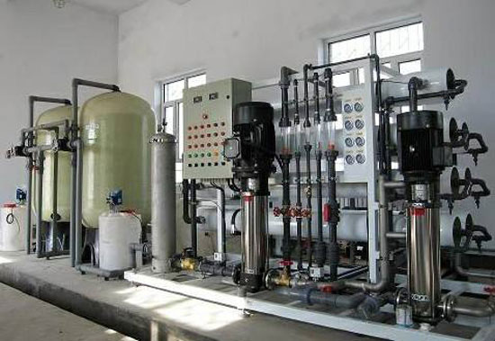 醫(yī)院醫(yī)療用水標準高，要符合中國藥典2010版本和GMP的認證要求。采用的反滲透設備，EDI現在公認的最新技術。有針對性的設計出一套制藥針劑用純化水裝置，這套裝置的適用范圍廣泛，例如，醫(yī)藥純化水設備，醫(yī)院透析用純化水設備等。材質選用的都是國內外知名的品牌。